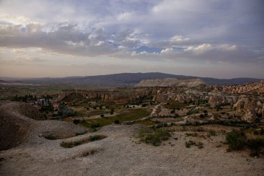 15 Mayıs 2022 'de Cappadocia' nın muhteşem ilkbahar manzarası. Vadide özel konutlar.