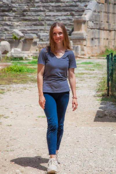 Mujer Turística Ciudad Vieja Las Ruinas Los Lycians Que Encuentra —  Fotos de Stock
