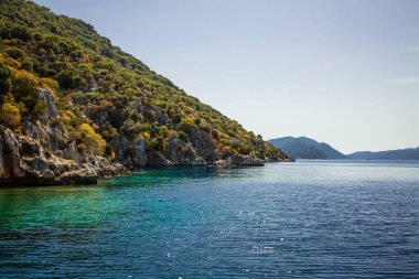 Akdeniz 'deki Türk Lycia Adaları, gök mavisi renkli su, yaz mevsimi, güneşli gün, tatil, modern Türkiye