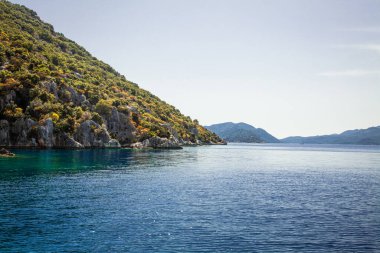 Akdeniz 'deki Türk Lycia Adaları, gök mavisi renkli su, yaz mevsimi, güneşli gün, tatil, modern Türkiye