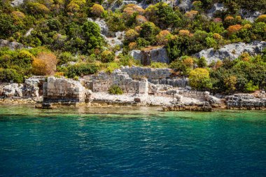 Akdeniz 'deki Türk Lycia Adaları, gök mavisi renkli su, yaz mevsimi, güneşli gün, tatil, modern Türkiye