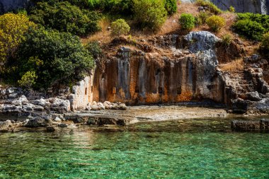 Akdeniz 'deki Türk Lycia Adaları, gök mavisi renkli su, yaz mevsimi, güneşli gün, tatil, modern Türkiye