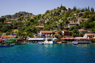 KEKOVA, TURKEY 1 Mayıs 2022: Türkiye 'de Akdeniz' in kayaları ve sularında yer alan turistik tarihi kent, yaz mevsimi, güneşli güzel bir gün