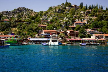 KEKOVA, TURKEY 1 Mayıs 2022: Türkiye 'de Akdeniz' in kayaları ve sularında yer alan turistik tarihi kent, yaz mevsimi, güneşli güzel bir gün