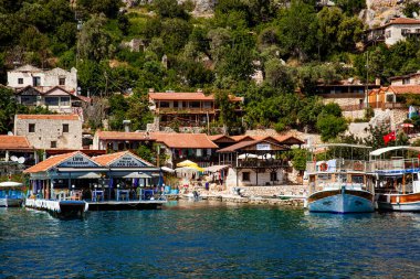 KEKOVA, TURKEY 1 Mayıs 2022: Türkiye 'de Akdeniz' in kayaları ve sularında yer alan turistik tarihi kent, yaz mevsimi, güneşli güzel bir gün