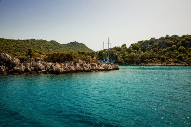 TURKEY, DEMRE, 1 Mayıs 2022: Türkiye 'nin Kekova / Demre kasabası yakınlarındaki adalar arasında bir yat. Yaz dönemi, seyahat ve tatiller.
