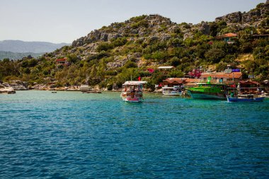 KEKOVA, TURKEY 1 Mayıs 2022: Türkiye 'de Akdeniz' in kayaları ve sularında yer alan turistik tarihi kent, yaz mevsimi, güneşli güzel bir gün