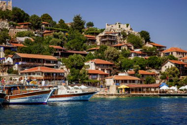 KEKOVA, TURKEY 1 Mayıs 2022: Türkiye 'de Akdeniz' in kayaları ve sularında yer alan turistik tarihi kent, yaz mevsimi, güneşli güzel bir gün