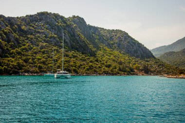 TURKEY, DEMRE, 1 Mayıs 2022: Türkiye 'nin Kekova / Demre kasabası yakınlarındaki adalar arasında bir yat. Yaz dönemi, seyahat ve tatiller.