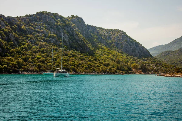 Turkey Key Demre May 2022 一艘游艇在土耳其城镇基科娃 德姆雷附近的岛屿之间穿梭 旅行和假期 — 图库照片