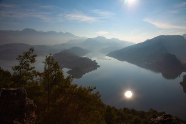 Karakaoren baraj gölünde gün doğumu ve sis, yüksek nokta, panoramik çarpıcı manzara, turizm rotası, Antalya bölgesi, Türkiye