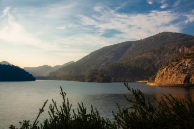 Karacaoren Baraj Gölü 'nde gün doğumu, turizm rotası, Antalya bölgesi, Türkiye