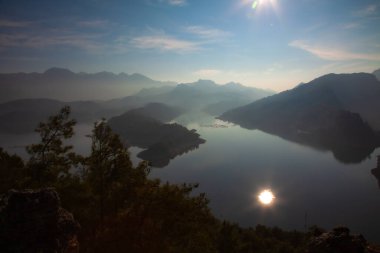 Karakaoren baraj gölünde gün doğumu ve sis, yüksek nokta, panoramik çarpıcı manzara, turizm rotası, Antalya bölgesi, Türkiye