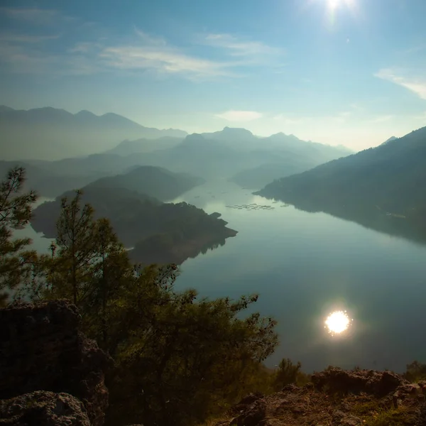 Karakaoren baraj gölünde gün doğumu ve sis, yüksek nokta, panoramik çarpıcı manzara, turizm rotası, Antalya bölgesi, Türkiye