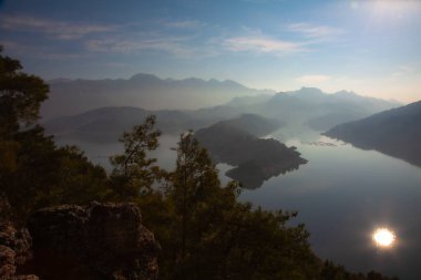 Karakaoren baraj gölünde gün doğumu ve sis, yüksek nokta, panoramik çarpıcı manzara, turizm rotası, Antalya bölgesi, Türkiye