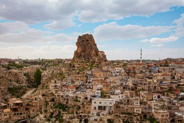 Kapadokya, Türkiye 14 Mayıs 2022: Gökyüzünün arka planındaki kayalıklarda Kapadokya Vadisi