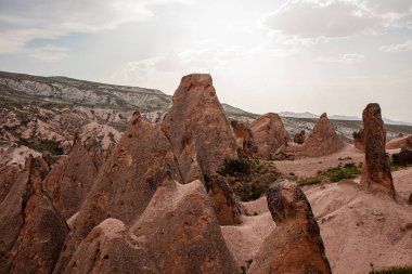 Kapadokya Vadisi kayalıklarda, gökyüzünün arka planında