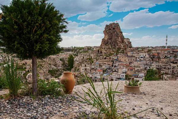 トルコのカッパドキア 2022年5月14日 カッパドキアの古い町の背景に粘土ジャグ — ストック写真