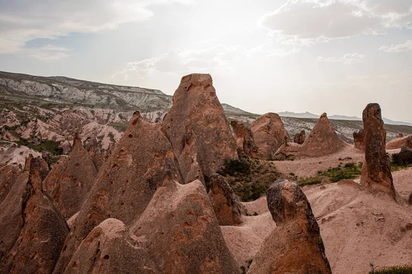 Kapadokya Vadisi kayalıklarda, gökyüzünün arka planında