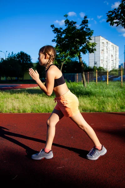 Teenager Athletin Stadion Trainiert Und Macht Sommer Draußen Körperliche Übungen — Stockfoto