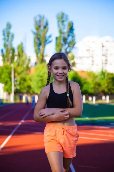 Stadyumdaki Genç Kız Sporcu Yazın Dışarıda Antrenman Yapıyor Fiziksel Egzersiz — Stok fotoğraf