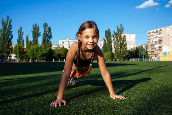 Έφηβη Αθλήτρια Στο Γήπεδο Προπονείται Και Κάνει Σωματικές Ασκήσεις Καλοκαίρι — Φωτογραφία Αρχείου