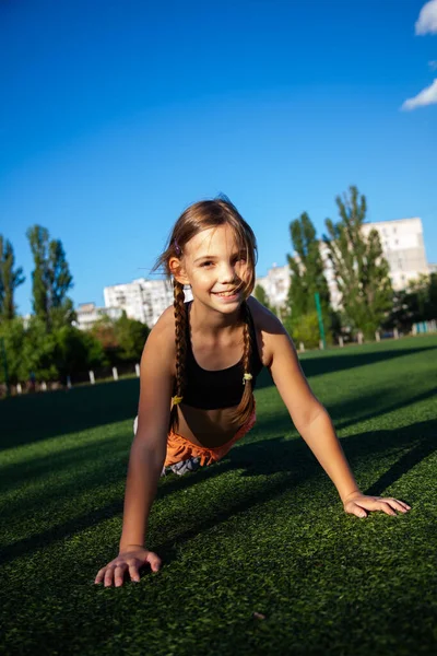 Έφηβη Αθλήτρια Στο Γήπεδο Προπονείται Και Κάνει Σωματικές Ασκήσεις Καλοκαίρι — Φωτογραφία Αρχείου