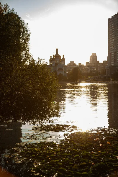 Kijów Ukraina Lipca 2023 Jezioro Telbie Zachodzie Słońca Widokiem Kościół — Zdjęcie stockowe