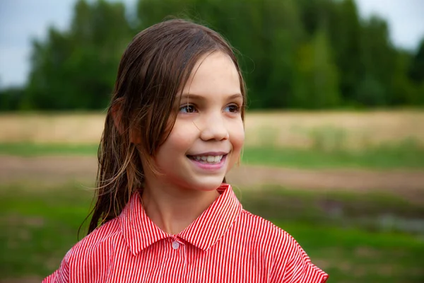 Портрет Дівчини Підлітка Дачі Полях Червоній Сукні Посміхаючись Влітку — стокове фото