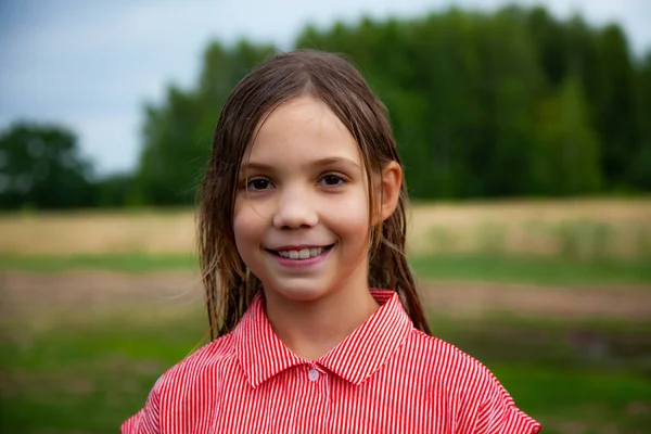Retrato Uma Adolescente Campo Nos Campos Vestido Vermelho Sorrindo Verão — Fotografia de Stock