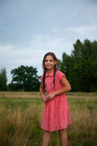 Portret Van Een Tienermeisje Het Land Velden Een Rode Jurk — Stockfoto