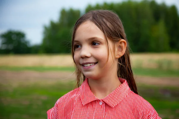 Портрет Дівчини Підлітка Дачі Полях Червоній Сукні Посміхаючись Влітку — стокове фото