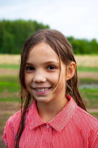 Retrato Una Adolescente Campo Vestido Rojo Sonriente Verano —  Fotos de Stock