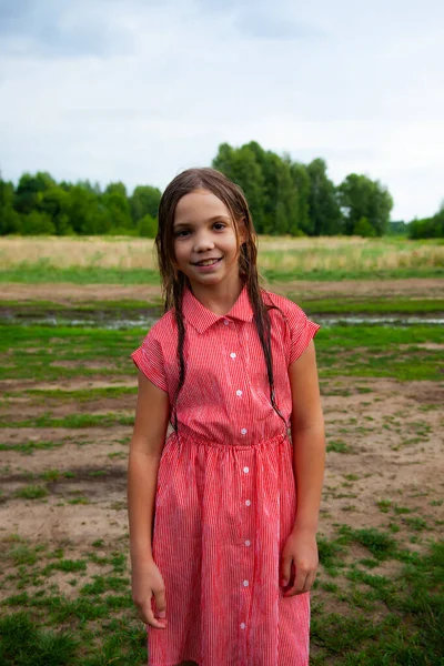 Portret Van Een Tienermeisje Het Land Velden Een Rode Jurk — Stockfoto