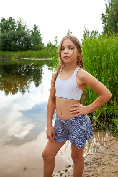 Sportliches Teenager Mädchen Wandert Der Nähe Des Sees Der Natur — Stockfoto