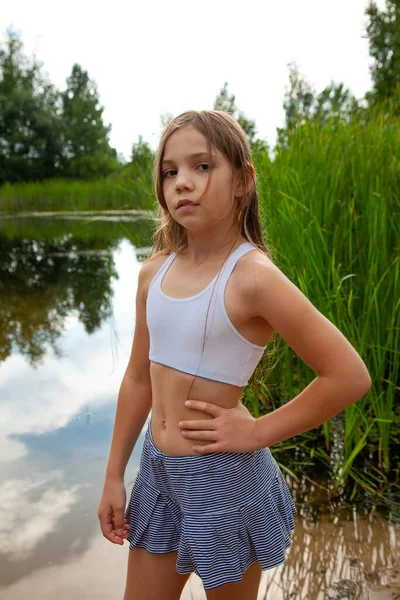 Athletic Teenage Girl Walks Lake Nature Summer Season Cloudy Sky — Stock Photo, Image