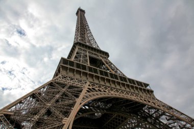 Bulutlu havada gri gökyüzüne karşı Eyfel Kulesi