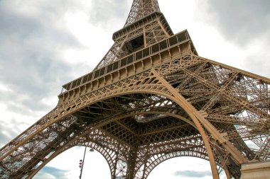Bulutlu havada gri gökyüzüne karşı Eyfel Kulesi