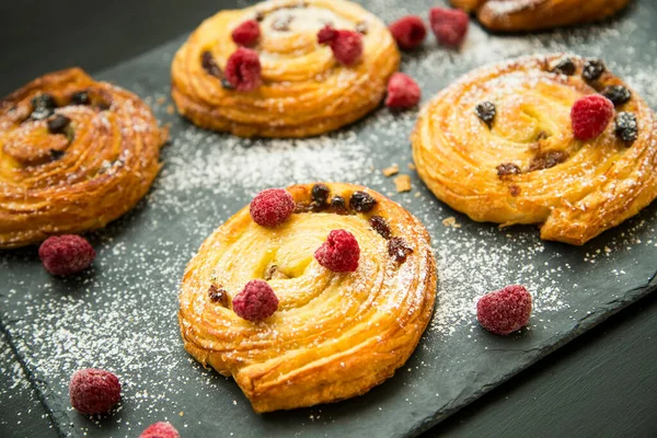 Freshly Baked Pastry Rolls Vanilla Raisins Fresh Raspberries Powdered Sugar —  Fotos de Stock