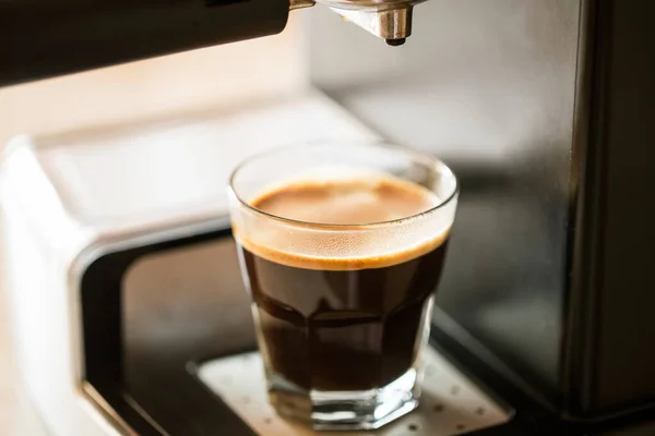 Чашка Эспрессо Крупный План Кофе Машиной Стоковое Изображение