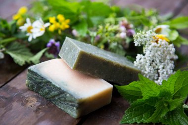 Doğal sabun, organik cilt sabunu, ev yapımı doğal vücut bakım ürünleri.