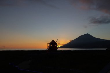 Azores Adaları 'ndaki Pico Dağı üzerinde gün batımı.