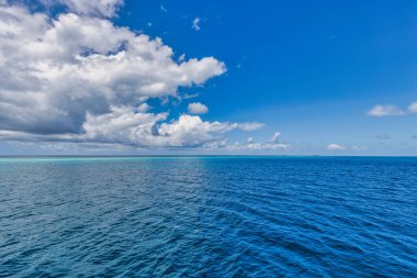 güzel bir mavi deniz manzarası