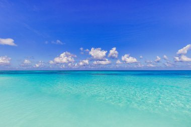 Güneşli bir günde güzel turkuaz deniz