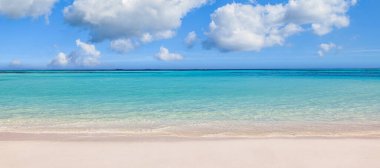 Turkuaz denizli güzel kumlu sahil.