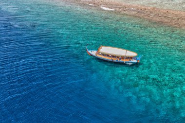 Turistik tekne turkuaz denizde.