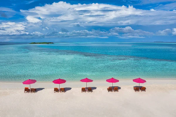 Piękna Plaża Parasolami Krzesłami Piaszczystym Wybrzeżu — Zdjęcie stockowe