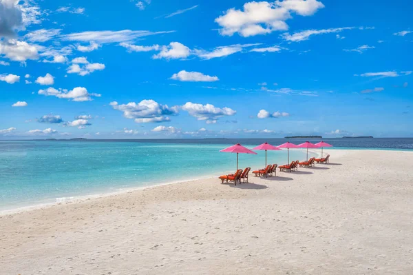 Krásná Pláž Slunečníky Židlemi Písečném Pobřeží — Stock fotografie