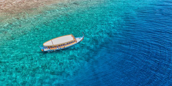 Turistik tekne turkuaz denizde.