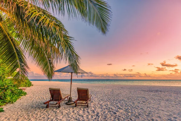 Hermosa Playa Tropical Mar Con Sombrilla Sillas Amanecer —  Fotos de Stock